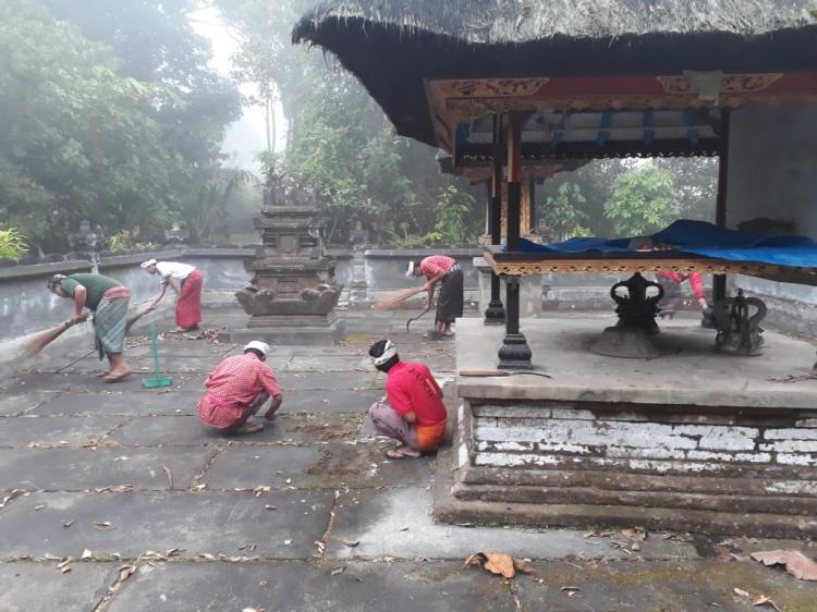 "Mimih Dewa Ratu Krama Suci" Ngaturang Ayah Mereresik Ring Pura Bukit