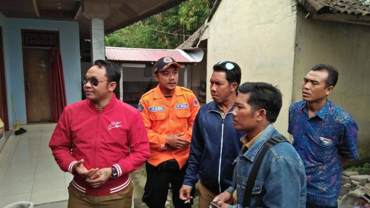 Monitoring Perbekel Belok/Sidan ke rumah warga korban gempa.