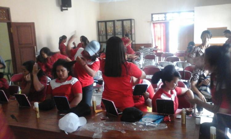 PKK Belok/Sidan berlatih tata rias dan Busana adat ke Pura.