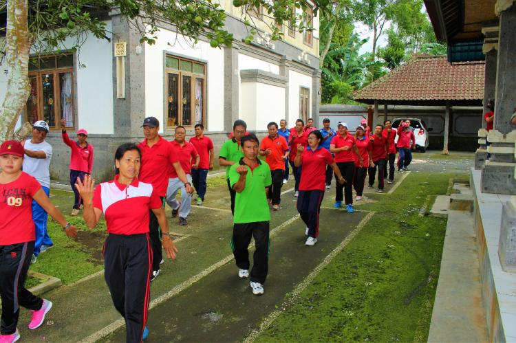 Pagi ceria, Staf dan Perangkat desa Goyang dua jari.
