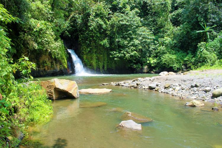 Pasca ramai pengunjung saat hari raya, Obyek wisata air terjun Penikit tetap bersih dan asri.