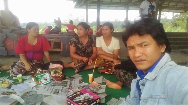 Pembuatan kerajinan bokoran dari barang bekas.