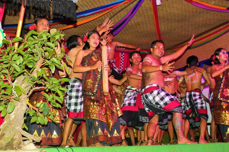 Pementasan tari Kecak Sekaa Teruna Belok memukau penonton