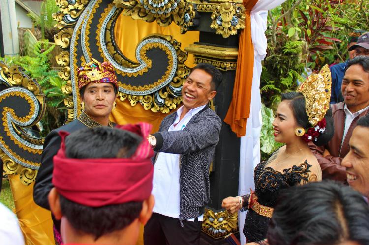 Perbekel Belok Sidan hadiri resepsi pernikahan warga di Jempanang.