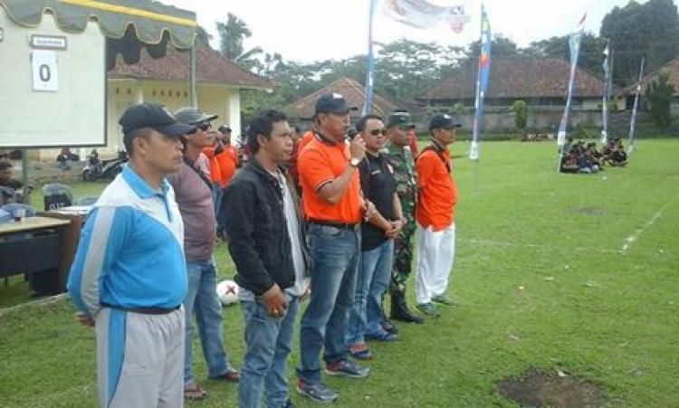 Perbekel Belok/Sidan menghadiri pembukaan PORCAM Petang.