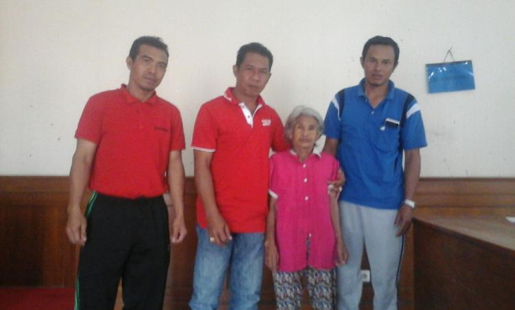 Perhatian Perbekel Belok/Sidan kepada Lansia.