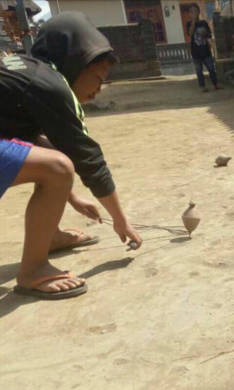 Permainan Tradisional (gangsing) Masih Terlihat Di Banjar Sekarmukti Belok/Sidan
