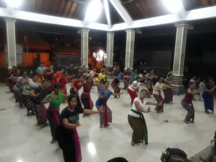 Persiapan Pentas di Pura Desa Rejang Renteng Melaksanakan Latihan