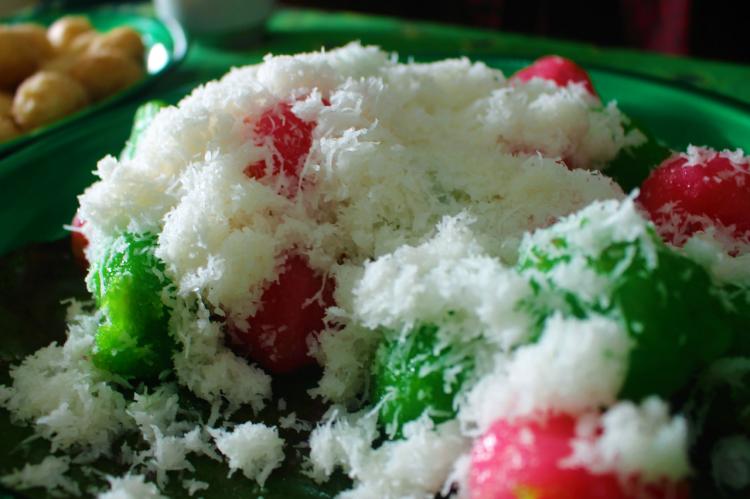 "Rainbow cake" versi Bali buatan PKK desa Belok/Sidan.