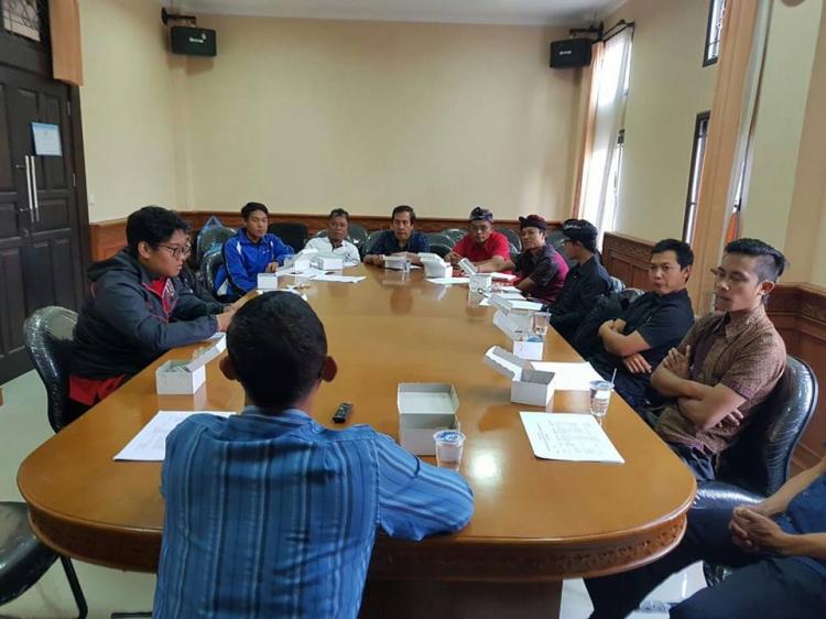 Rapat evaluasi PPS Belok/Sidan di kantor Camat Petang.