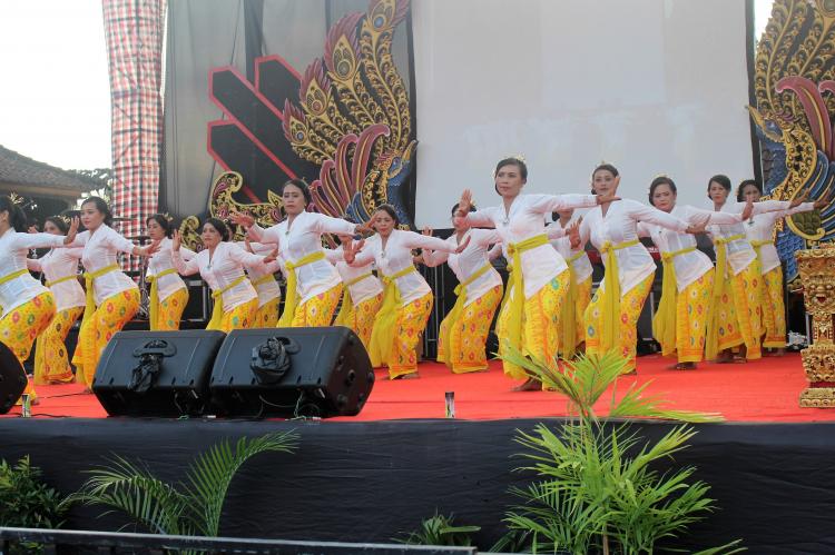 Rejang Renteng Belok/Sidan memeriahkan HUT Mangupura ke 9.