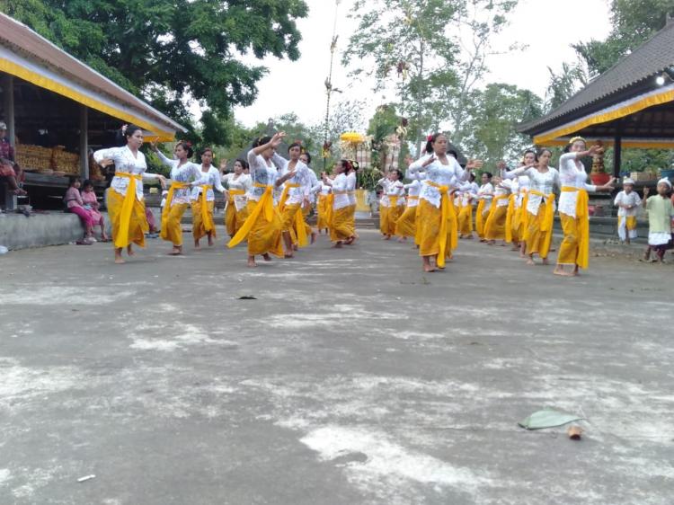Rejang Renteng Ikut Berperan Dalam Piodalan di Pura Banua Br.Sekarmukti Belok/Sidan
