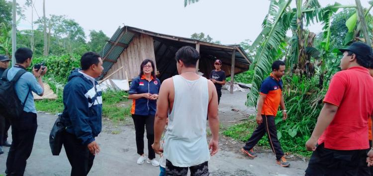 Rumah Warga Ambruk Akibat Diterjang Angin Kencang