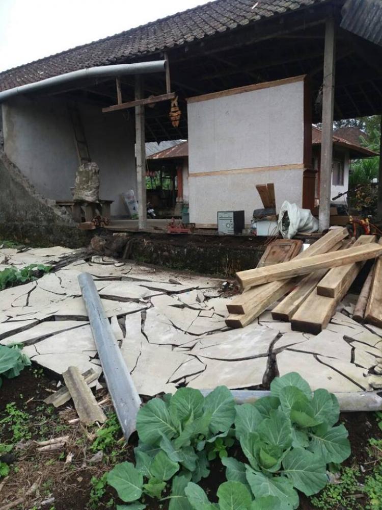 Rumah Warga Hancur Akibat Gempa Dahyat