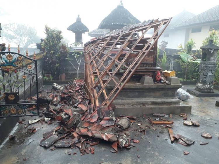 Sanggah ( Pelinggih) Warga Lawak Rusak Akibat Gempa Dasyat