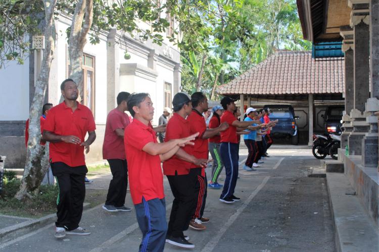 Sehat dan bugar staf desa Belok/Sidan senam 2 jari