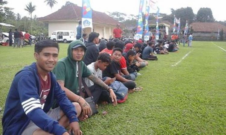 Semangat pemuda Belok/Sidan mendukung tim kesayangan.