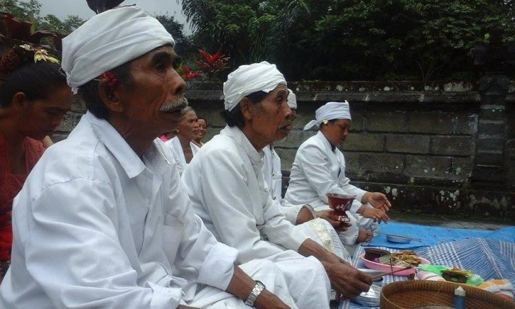 Sembahayang bersama terkait GEMPA di Br.Sekarmukti Belok/Sidan.