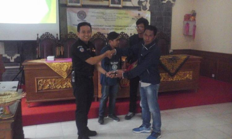 Serah terima Sertifikat dan Pelakat Oleh Perbekel Belok/Sidan.