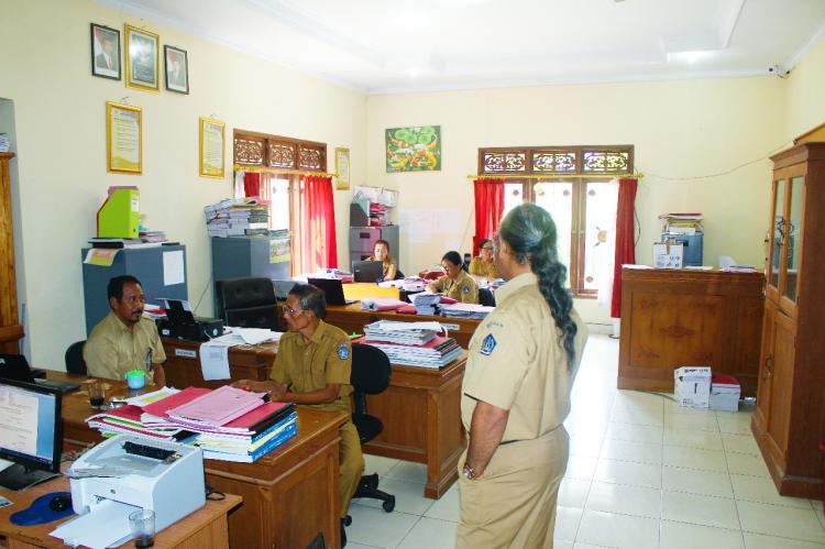 Setelah libur panjang, staf desa Belok Sidan kembali beraktifitas.