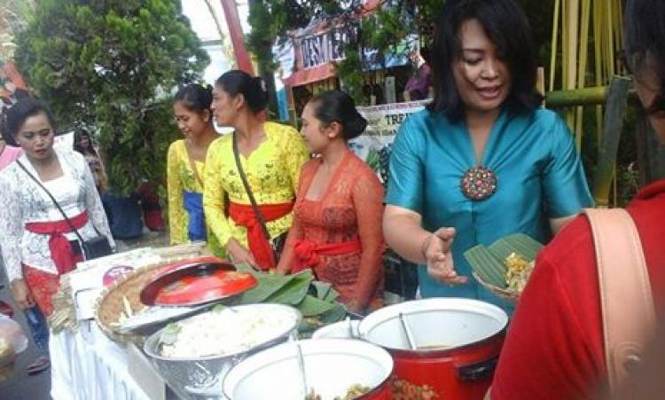 Stand Belok/Sidan "Diserbu" pengunjung.