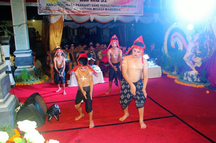 Tari Gopala cilik menghibur masyarakat Br. Jempanang Belok Sidan.