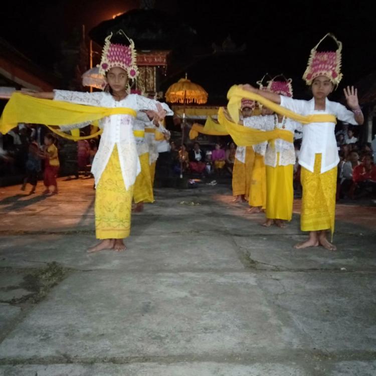 Tari Rejang Dewa Tampil Di Pura Desa Banjar Sekarmukti