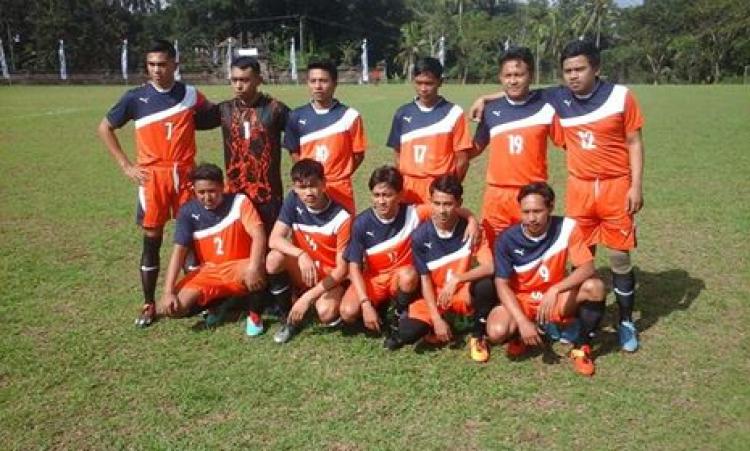 Team sepak bola Belok/Sidan siap bertarung.