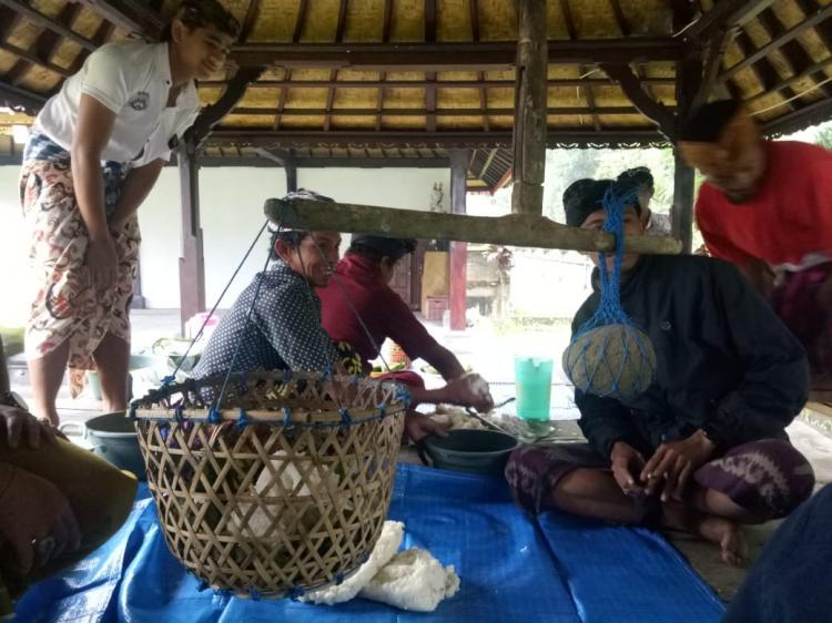 Timbangan Tradisional Masih Terlihat Di Banjar Sekarmukti.