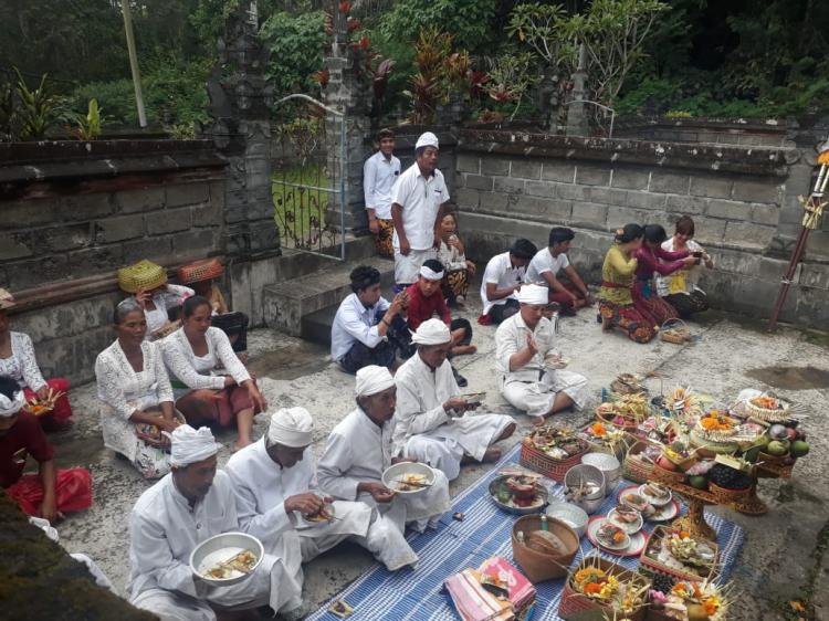 "Udeng Putih Ngayah" di Pura Puseh Banjar Sekarmukti
