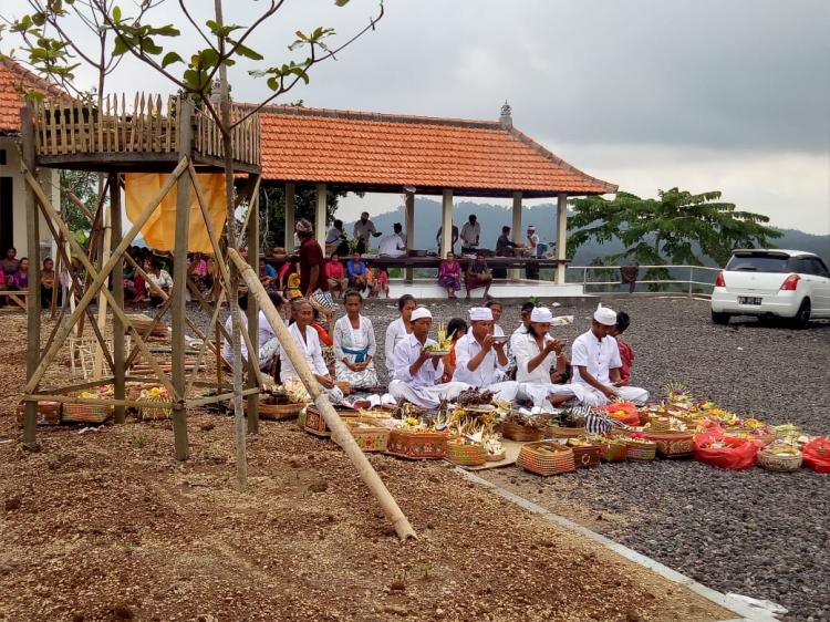Upacara Mlaspas  di Air terjun panas dingin Br.Penikit Belok Sidan.