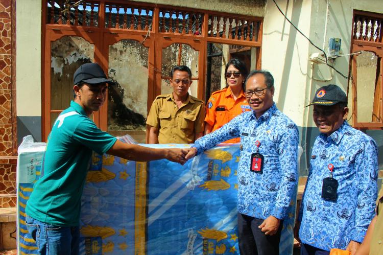 Wakil Bupati Badung menyerahkan bantuan peralatan rumah tangga kepada korban kebakaran di Banjar Sidan.