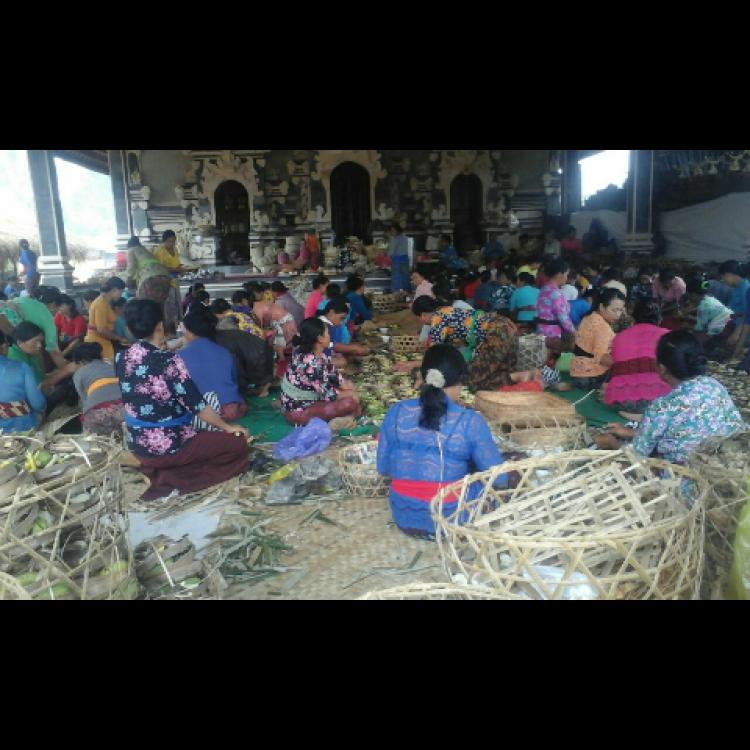 Wantilan pura Dalem Br.Sidan mendadak "diserbu" oleh Ibuk-ibuk.
