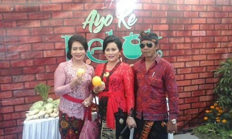 bu Bupati Badung Berkunjung di stand Belok/Sidan