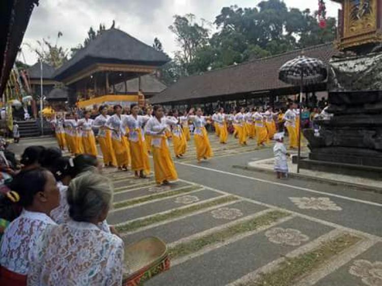 “Demam” Rejang Renteng mewabah di Br.Bon Belok/Sidan.