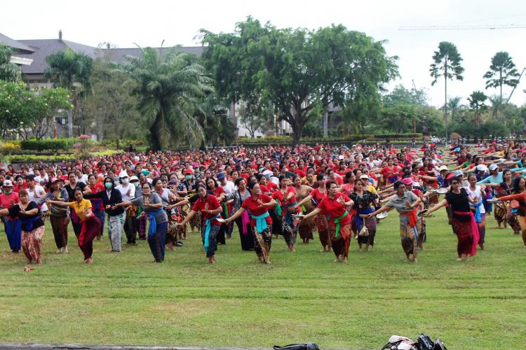 “Emak-Emak” Belok/Sidan Latihan Tari Pendet masal Kabupaten Badung.