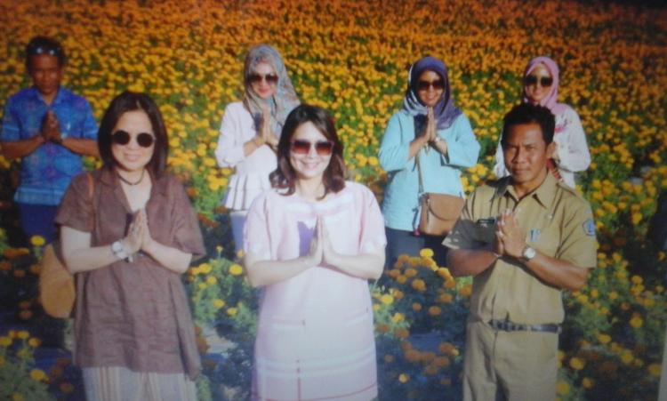 “WOOOOWWWW” Istri Petinggi POLRI ke Belok/Sidan haynya untuk selfie?