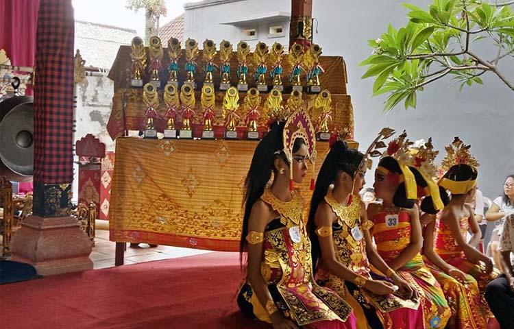 AJEGKAN ADAT SENI DAN BUDAYA