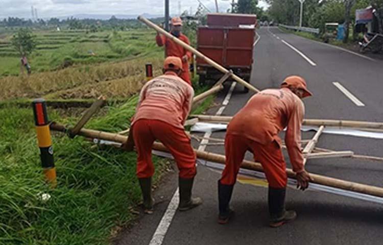 BALIHO ROBOH TERKENA ANGIN