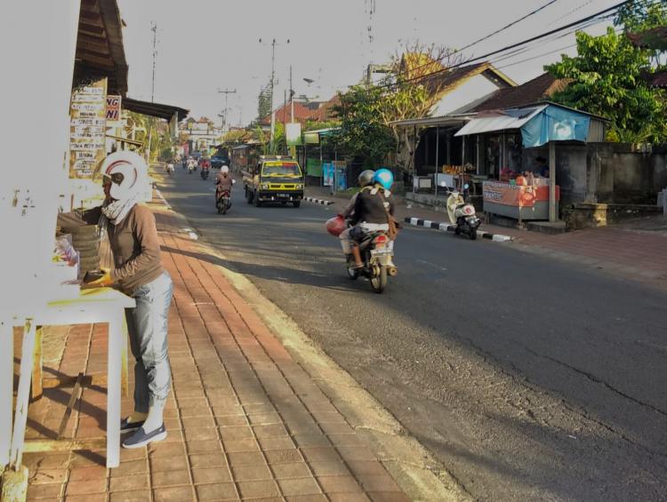DAGANG CANANG BISNIS SAMBIL MEYADNYA