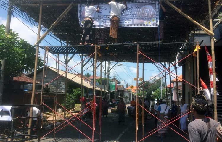 MELAKSANAKAN UPACARA KARYA NGENTEG LINGGIH DENGAN KERJA BERSAMA