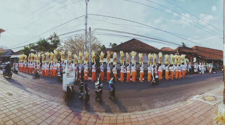 MEPEED ODALAN PURA DALEM TUNON