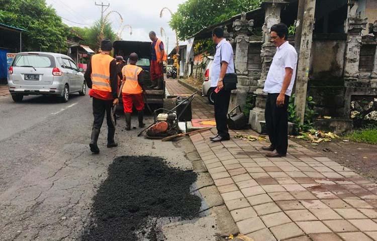 SERVICE JALAN RUSAK AKIBAT DIGUYUR HUJAN