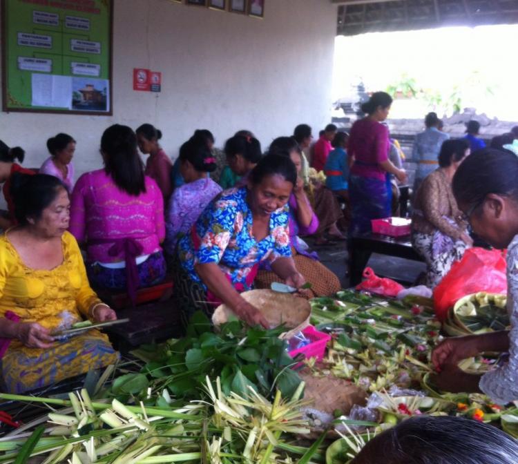 Semangat Ngayah Gotong Royong Menjelang Piodalan Pura Dalem Tunon Buduk