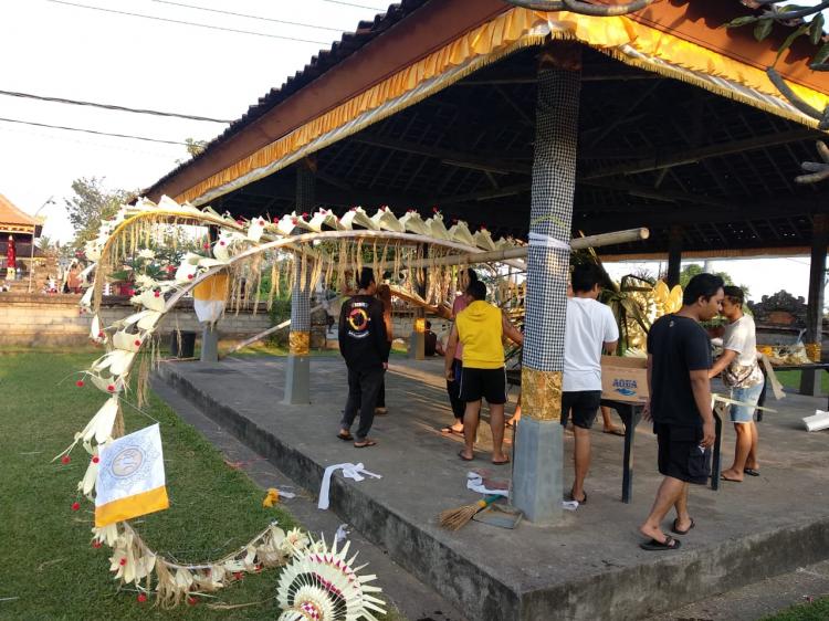 Semangat Yowana Buduk Gotong Royong Membuat Penjor di Pura Dalem Tunon