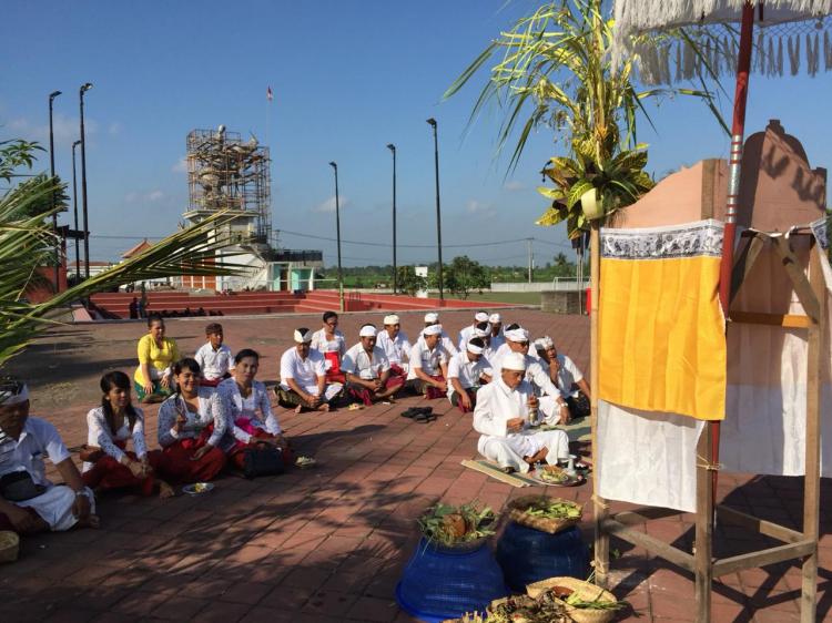Sembahyang Bersama Di Lapangan Umum Buduk