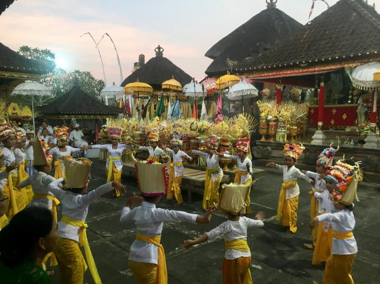 Sesolahan Rejang Dewa Ring Petirtan Pura Dalem Wayah Buduk