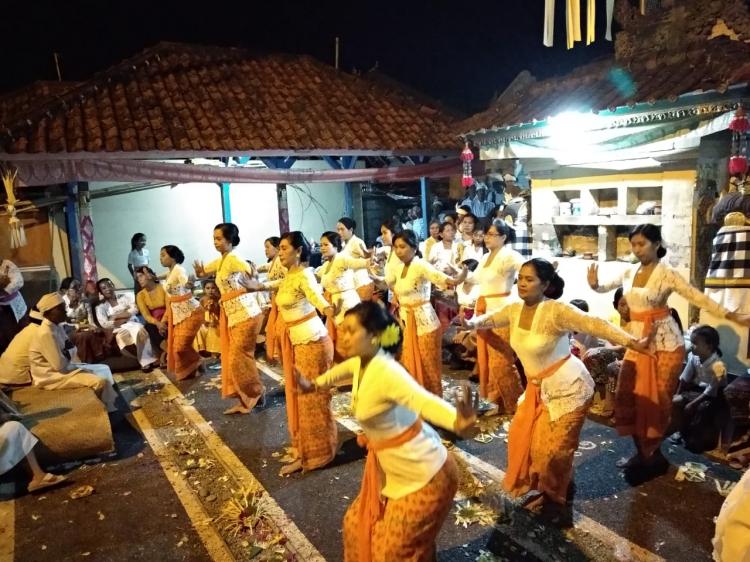 Sesolahan Rejang Renteng ring Pura Dalem Gede Kebon