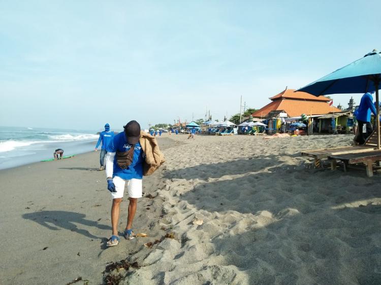 4Ocean membersihkan pantai Batu Bolong