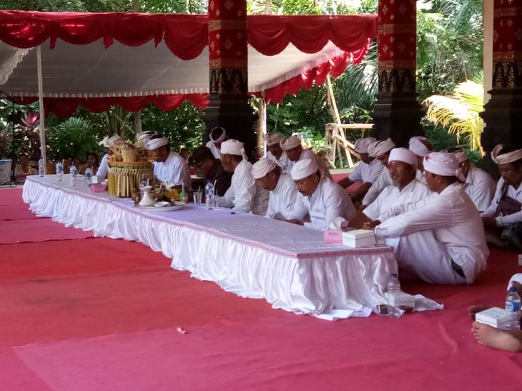 Antusias masyarakat banjar adat Babakan dengarkan Purana dibacakan.